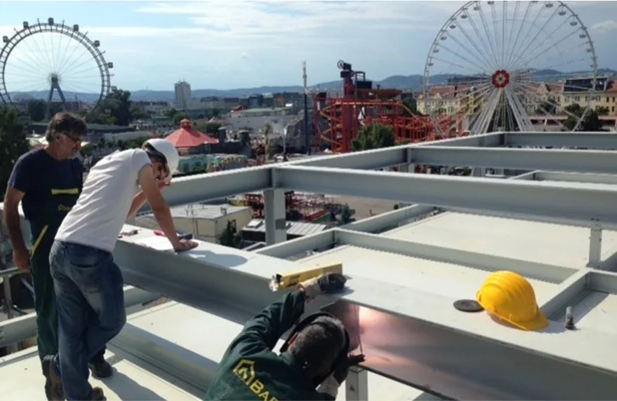 Montage d'une structure acier par les équipes BarDI en Europe